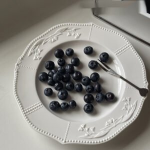 Plato de Cerámica con Borde Decorativo – “Clásica Perla”