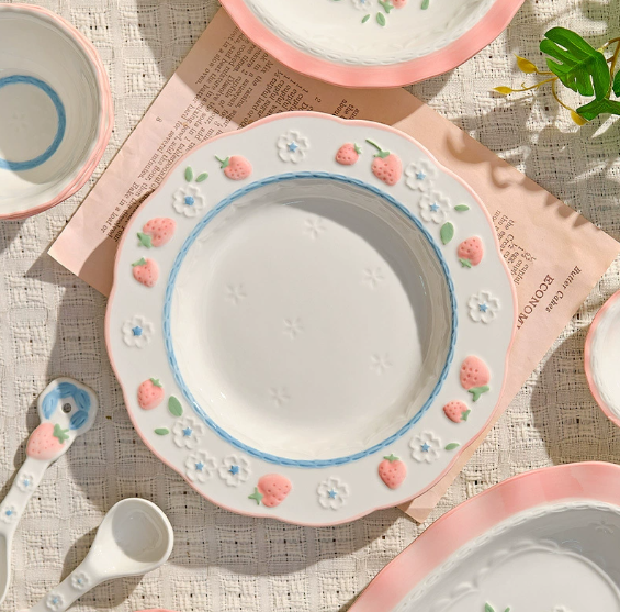 Plato Hondo de Cerámica con Diseño de Fresas y Flores – Encanto Pastel Vintage
