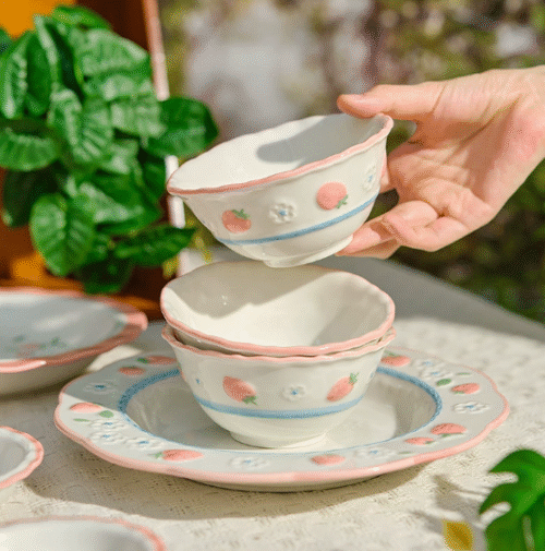 Tazón de Cerámica Decorado con Borde Rosado – Diseño Fresa y Encanto Retro