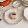 Plato de Cerámica con Borde Barroco – Estilo Vintage y Elegancia Clásica