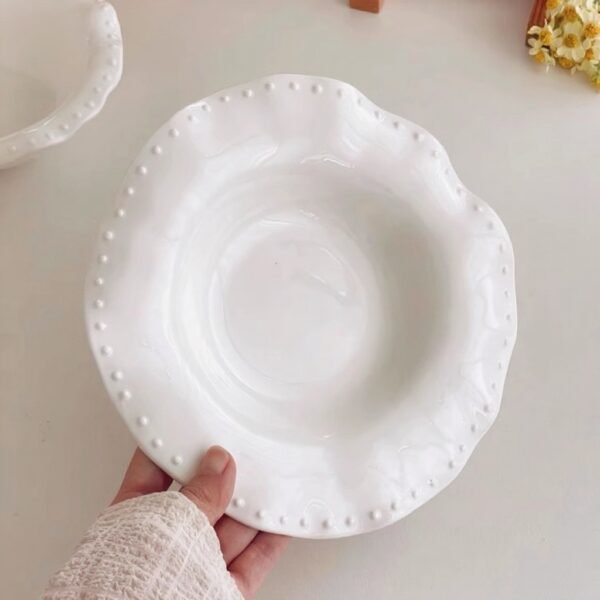 Plato Hondo de Cerámica con Borde Ondulado y Relieve de Perlas – Elegancia Clásica