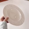 Plato Hondo de Cerámica con Borde Texturizado – Elegancia Moderna y Discreta