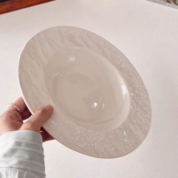Plato Hondo de Cerámica con Borde Texturizado – Elegancia Moderna y Discreta