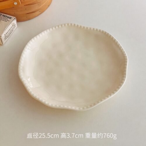 Plato Grande de Cerámica con Borde Ondulado – Estilo Minimalista y Elegante