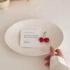 Plato Ovalado de Cerámica con Relieve Floral – Estilo Minimalista y Elegante