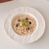 Plato Hondo de Cerámica con Borde Texturizado – Elegancia Moderna y Discreta
