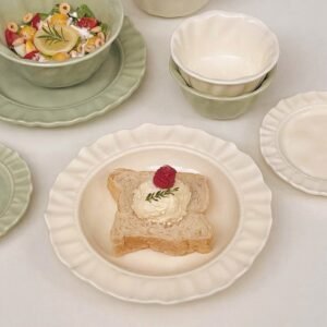 Plato hondo de cerámica blanca – Estilo vintage con relieve floral