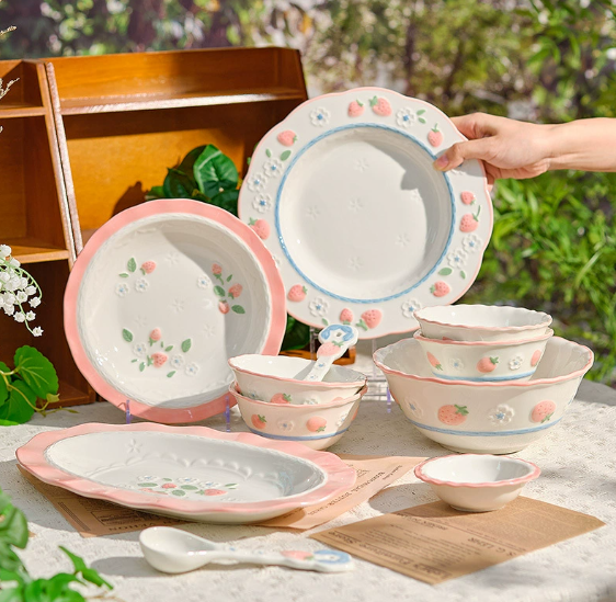 Plato Hondo de Cerámica con Fresas – Encanto Pastel y Dulzura Romántica