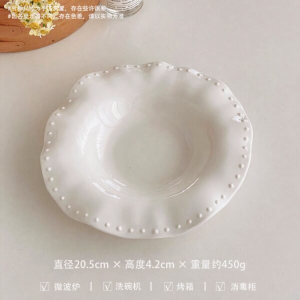 Plato Hondo de Cerámica con Borde Ondulado y Relieve de Perlas – Elegancia Clásica