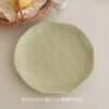 Plato Grande de Cerámica con Borde Ondulado – Estilo Minimalista y Elegante
