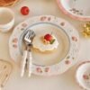 Plato Hondo de Cerámica con Diseño de Fresas y Flores – Encanto Pastel Vintage