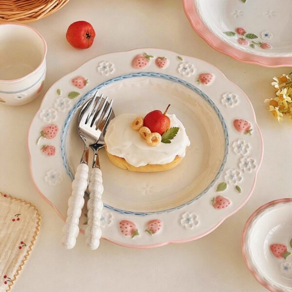 Plato Hondo de Cerámica con Diseño de Fresas y Flores – Encanto Pastel Vintage