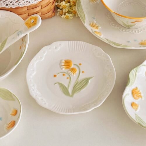 Plato Pequeño de Cerámica con Relieve Floral – Diseño Encantador y Funcional