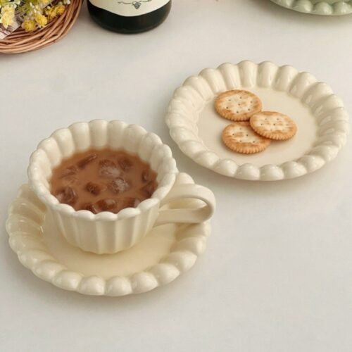 Juego de Taza y Platillo de Cerámica con Diseño Ondulado