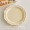 Plato de Cerámica con Borde Decorativo – “Clásica Perla”