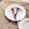 Plato hondo de cerámica blanca – Estilo vintage con relieve floral