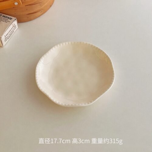 Plato de Cerámica con Borde Ondulado – Diseño Minimalista en Tamaño Mediano