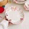 Plato Decorativo de Cerámica – Diseño de Lazo y Cereza