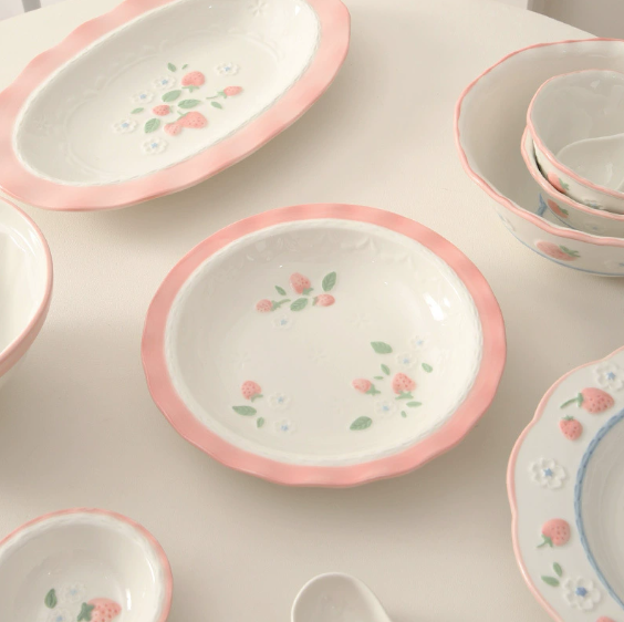 Plato Hondo de Cerámica con Fresas – Encanto Pastel y Dulzura Romántica