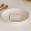 Plato Ovalado de Cerámica con Relieve Floral – Estilo Minimalista y Elegante