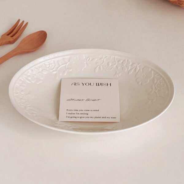 Plato Ovalado de Cerámica con Relieve Floral – Estilo Minimalista y Elegante