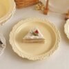 Plato de Cerámica con Borde Decorativo – “Clásica Perla”