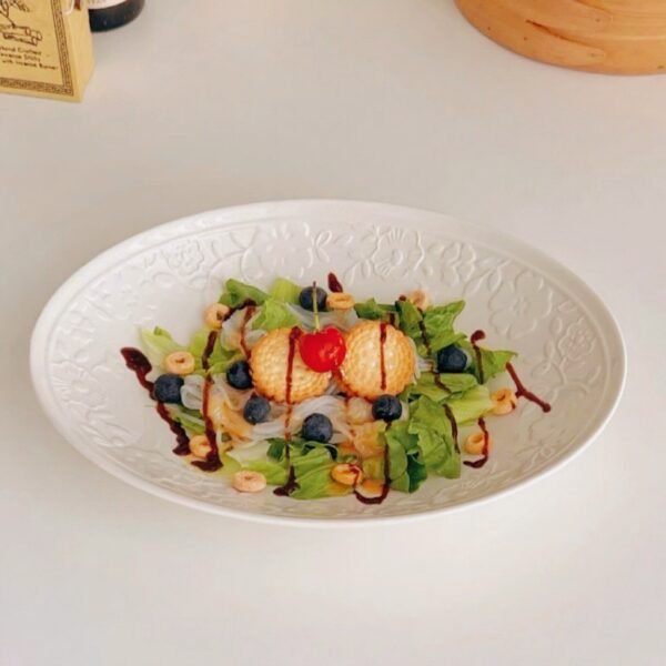 Plato Ovalado de Cerámica con Relieve Floral – Estilo Minimalista y Elegante