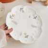 Plato de Cerámica con Relieve Floral – Estilo Natural y Encantador