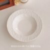 Plato Hondo de Cerámica con Borde Texturizado – Elegancia Moderna y Discreta