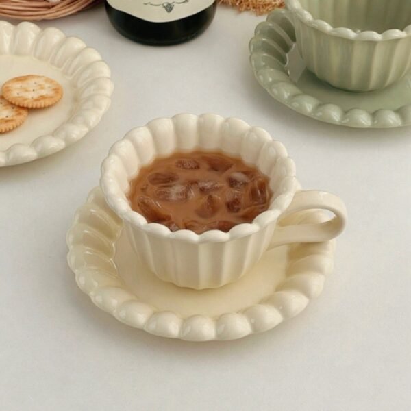 Juego de Taza y Platillo de Cerámica con Diseño Ondulado