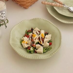 Plato hondo de cerámica blanca – Estilo vintage con relieve floral