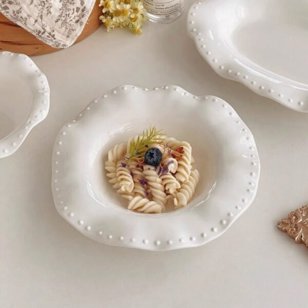 Plato Hondo de Cerámica con Borde Ondulado y Relieve de Perlas – Elegancia Clásica
