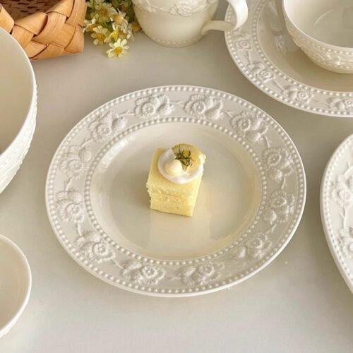 Plato de cerámica vintage con relieve floral