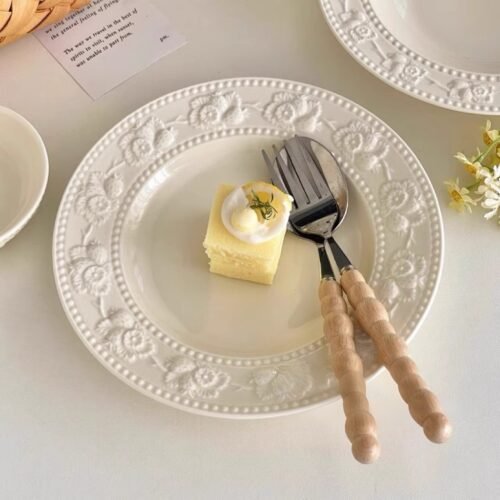 Plato Hondo de Cerámica con Relieve Floral – Estilo Vintage Elegante