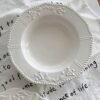 Plato hondo de cerámica blanca – Estilo vintage con relieve floral