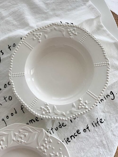 Plato hondo de cerámica blanca – Estilo vintage con relieve floral